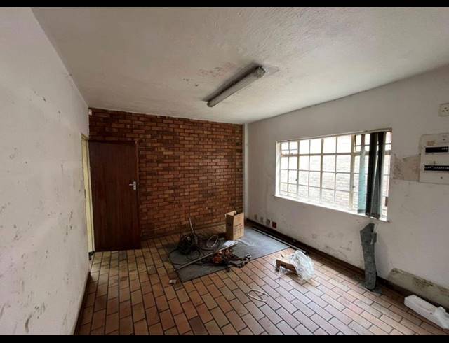 989M² WAREHOUSE FOR SALE IN BRAKPAN CENTRAL